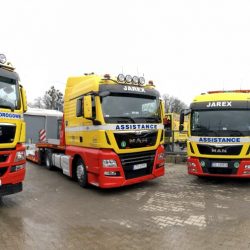 Gama żywych, żółto-czerwonych pojazdów pomocy drogowej Laweta marki pomoc drogowa, wyposażonych i gotowych do ciężkiej pracy w Trzebnicy i ich okolicy.