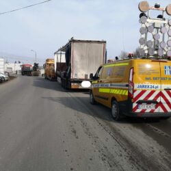 Zdarzenie drogowe z udziałem wielu pojazdów. Służby ratunkowe i pomoc drogowa laweta na miejscu o pomoc w Trzebnicy.